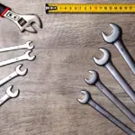 Hvilke fordele er der ved at bruge en monitorarm?